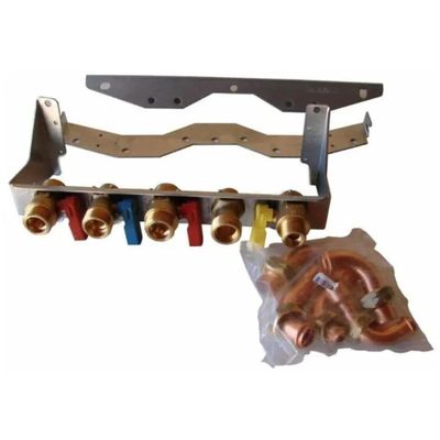 un gros plan sur un assortiment de tuyaux et de raccords de différents types