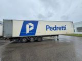 Le camion est garé sur le parking situé devant le bâtiment.