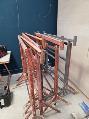 Quatre paires de tréteaux