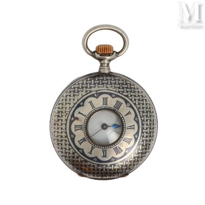 une montre de poche en argent avec des chiffres romains