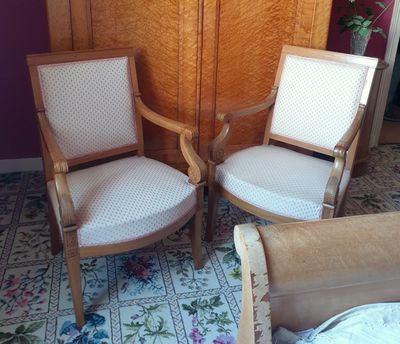 deux chaises placées l'une à côté de l'autre dans une pièce