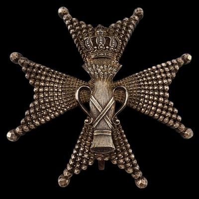 une croix en argent surmontée d'une couronne