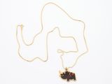 un collier en or orné d'un rhinocéros noir et d'un rhinocéros blanc