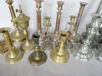 Ensemble de 12 bougeoirs et lampes à huiles en étain et bron… (photo 4)