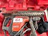 une boîte à outils rouge contenant un marteau et d'autres outils