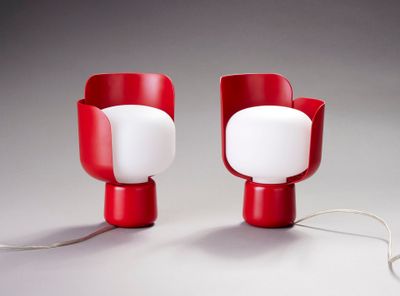 une paire de lampes de table rouges et blanches posées sur une surface grise