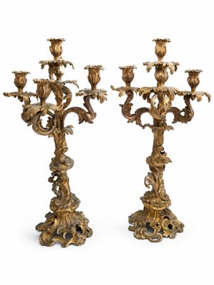 paire de candélabres anciens en laiton avec fleurs et feuilles