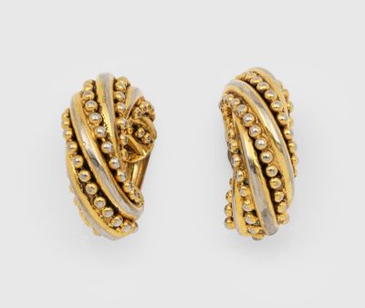 une paire de boucles d'oreilles en or et diamants