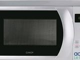 une image d'un four à micro-ondes avec la porte ouverte
