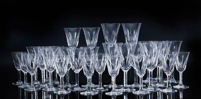 De nombreux verres à vin vides sont alignés sur une surface noire
