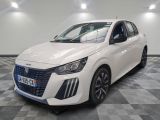 une voiture blanche est garée dans une grande pièce au sol en damier