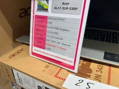 une boîte sur laquelle est posée une étiquette de prix et un ordinateur portable