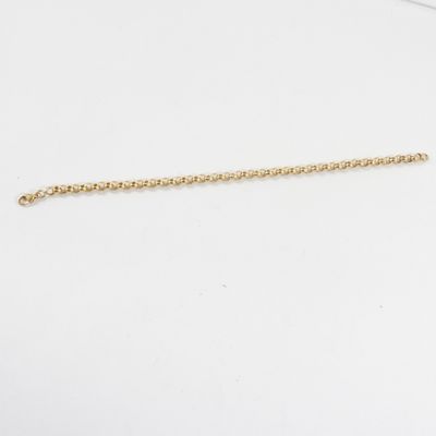 un bracelet en chaîne dorée sur un fond blanc