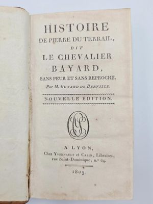 un livre ouvert avec une image en noir et blanc