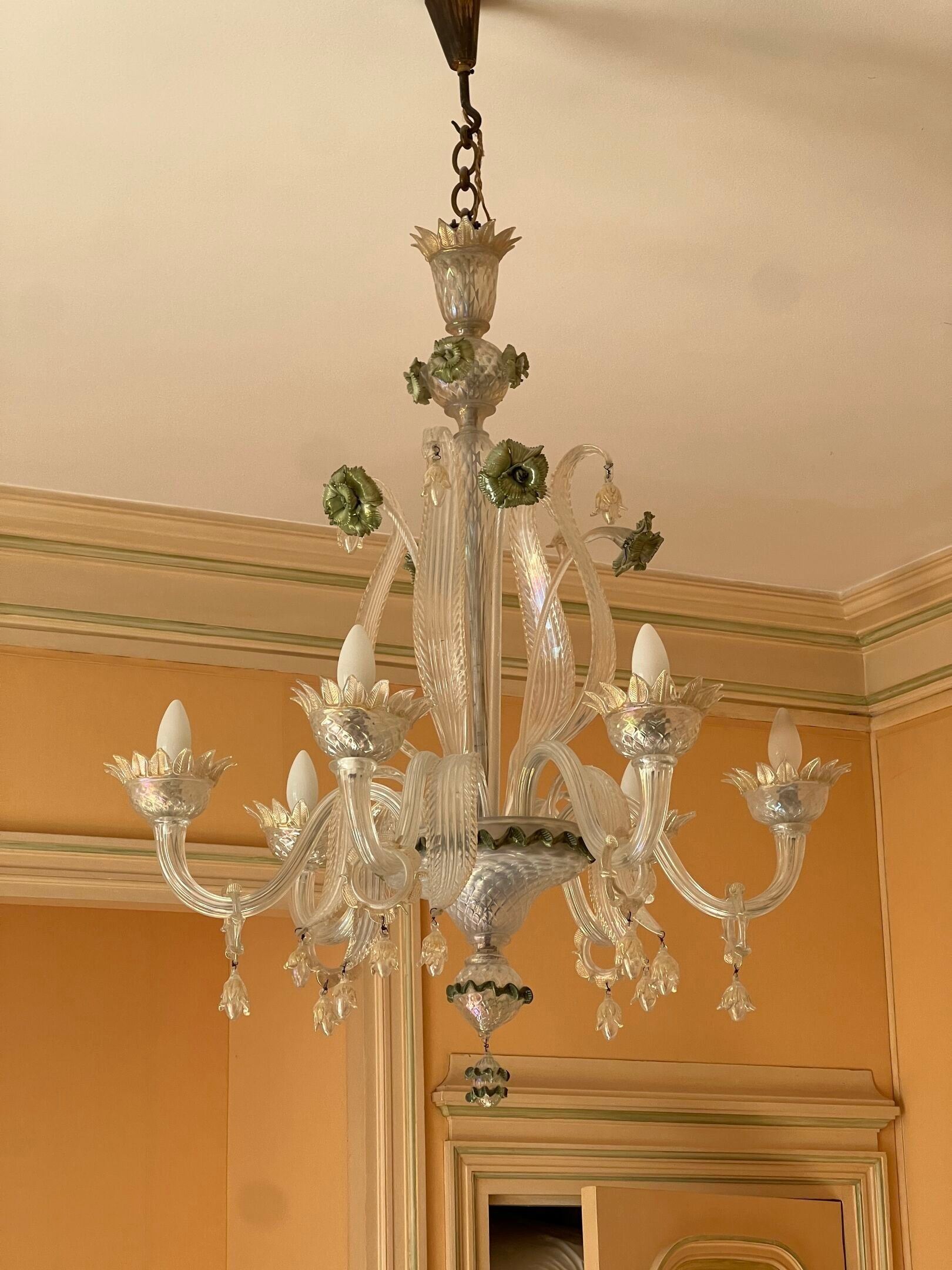 LUSTRE en verre de Murano à six lumières à décor de fleurs e…