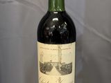 une bouteille de vin posée sur une table en bois