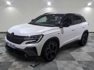 un 4x4 blanc garé dans une pièce au sol en damier