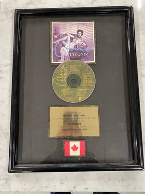 une photo encadrée représentant un CD sur lequel figure un drapeau canadien