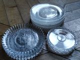 trois plats en verre posés sur une table en bois