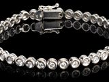 un bracelet en diamants sur fond noir