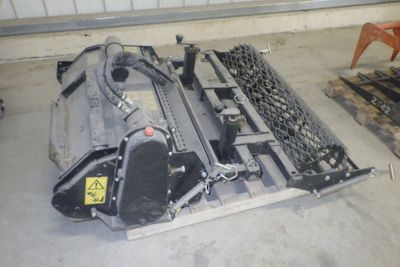 une machine posée sur une palette dans un garage