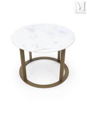 une table basse en marbre blanc aux pieds dorés