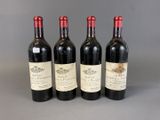 trois bouteilles de vin rouge sont alignées sur une table