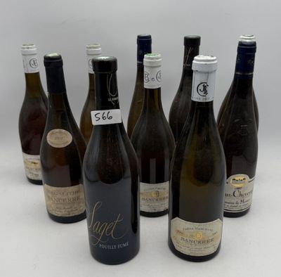 plusieurs bouteilles de vin sont alignées sur une surface blanche