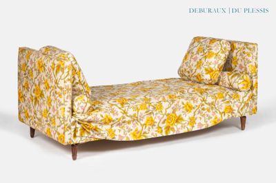 une chaise longue ornée de fleurs jaunes