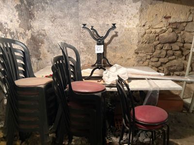 une table et des chaises dans une pièce aux murs en pierre
