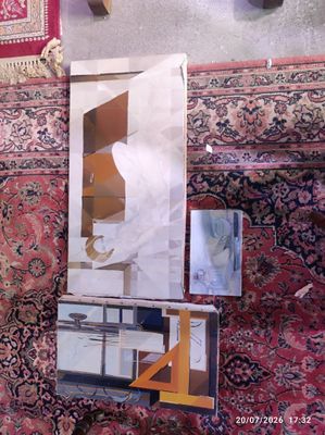 une photo d'un miroir accroché au mur d'une pièce