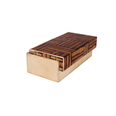 boîte en bois ornée d'un motif géométrique sur fond blanc