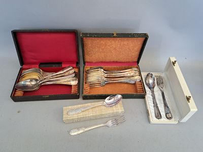 une boîte contenant de l'argenterie posée sur une table