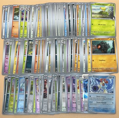 beaucoup de cartes sur la table