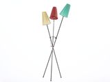 une paire de trois lampadaires sur un socle, devant un fond blanc