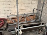 un tas de tuyaux métalliques dans une pièce