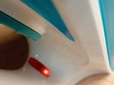 un gros plan sur un fer bleu et blanc posé sur une table en bois