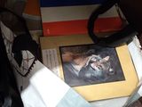 un sac rempli de livres et un sac avec une image dessus