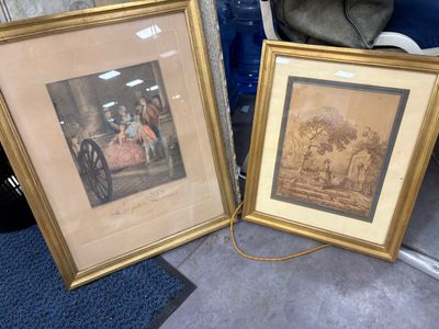 deux photos encadrées posées par terre, l'une à côté de l'autre
