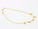 gros plan d'un collier en or sur une surface blanche
