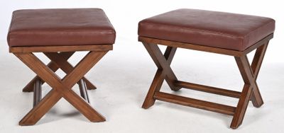 paire de tabourets en bois avec des assises recouvertes de cuir marron