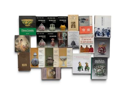 un grand nombre de livres posés sur une table