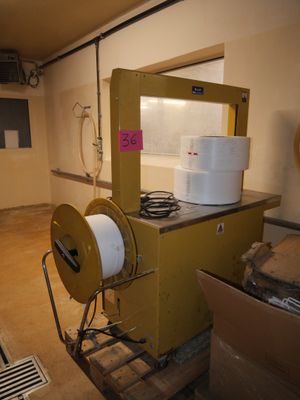 une machine placée au milieu d'une pièce