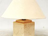 une lampe posée sur une table