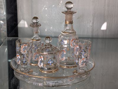 a glass tray with a glass decanter and a set of glasses on it