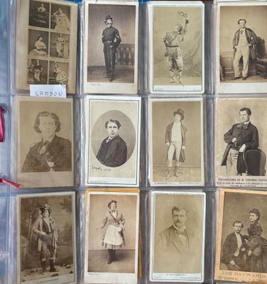 Plusieurs vieilles photographies d'hommes et de femmes sont exposées dans une vitrine.
