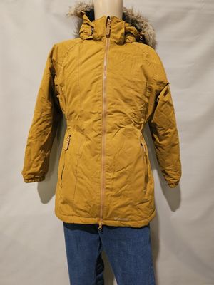 une photo d'une veste pour femme avec une capuche et un col doublé de fourrure