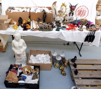 une table sur laquelle se trouvent de nombreux objets différents