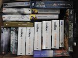 un grand nombre de livres qui se trouvent dans une boîte