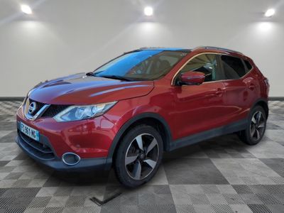 une Nissan QX rouge garée dans une pièce au sol à carreaux